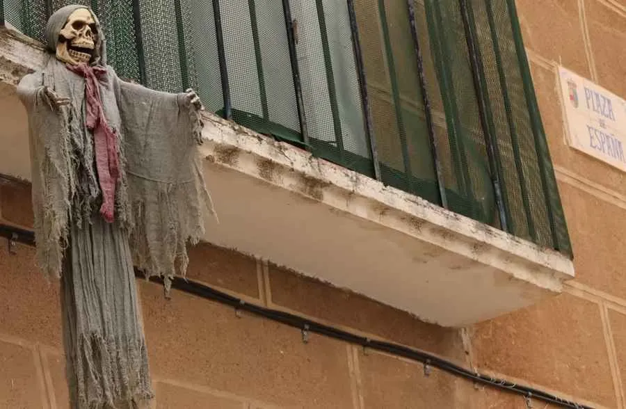 esqueleto en un balcon