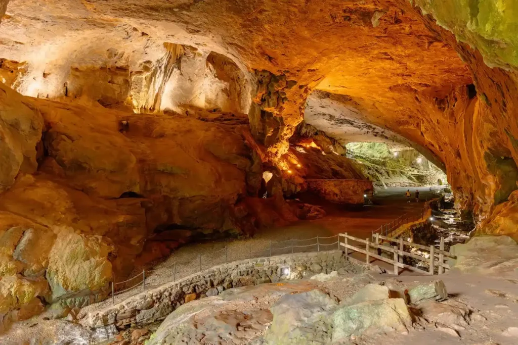 dentro de la cueva de la bruja