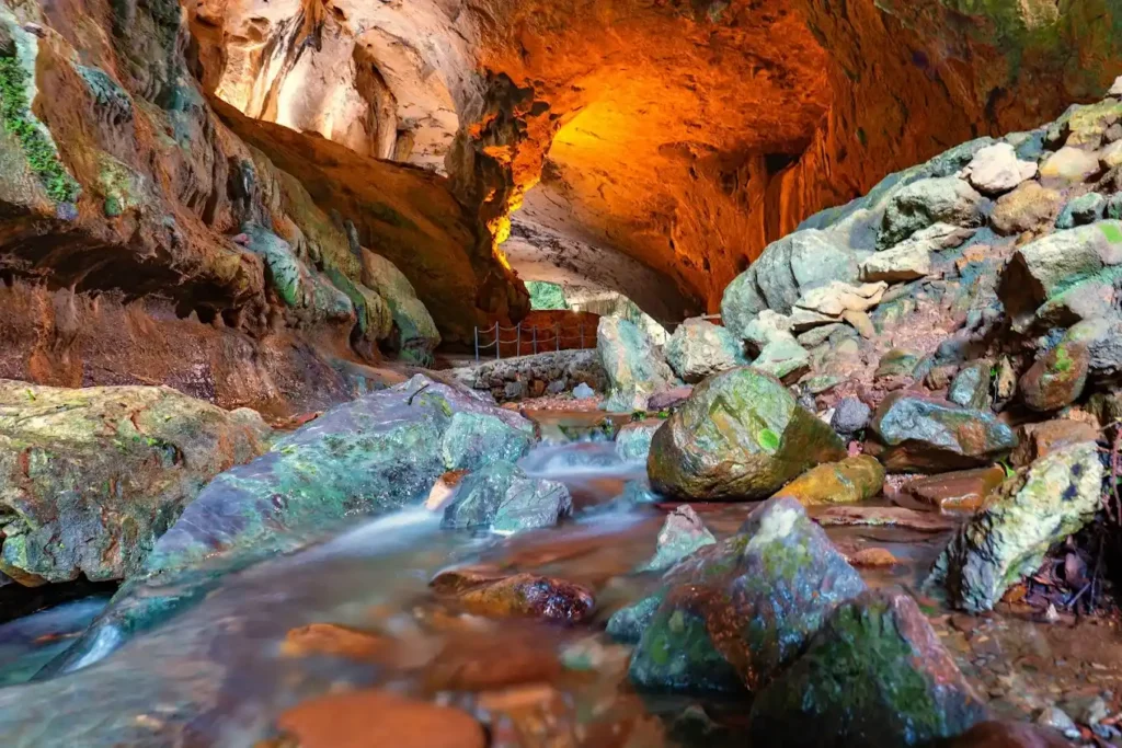 tunel dentro de la cueva de la bruja
