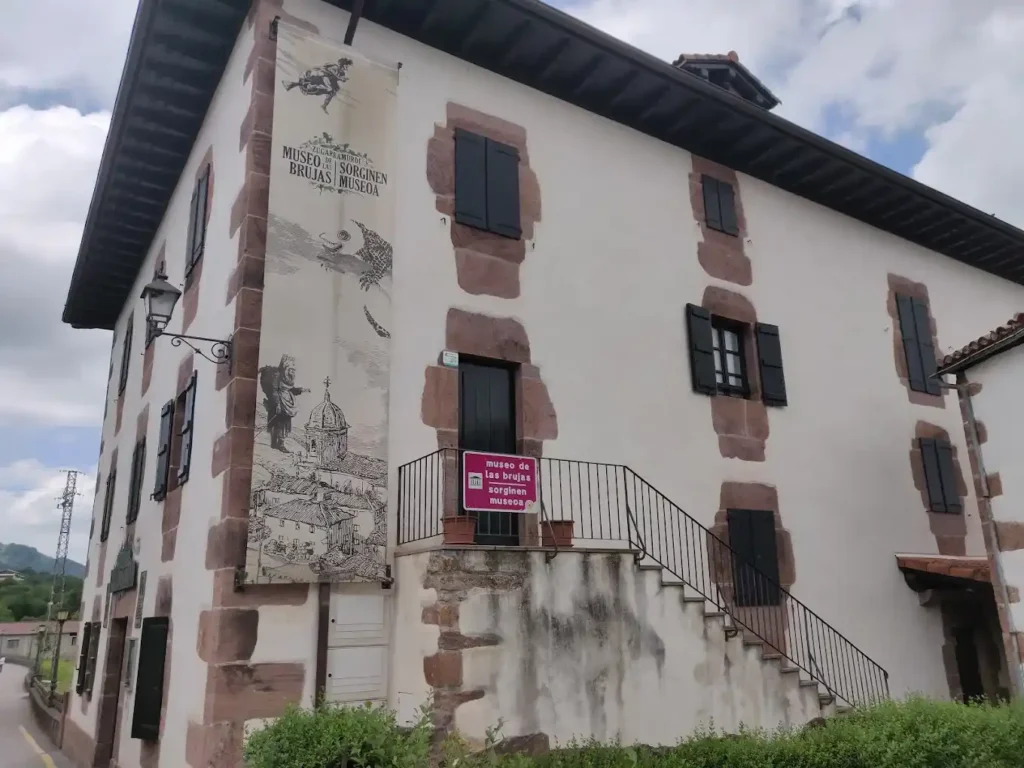fachada del museo de las brujas