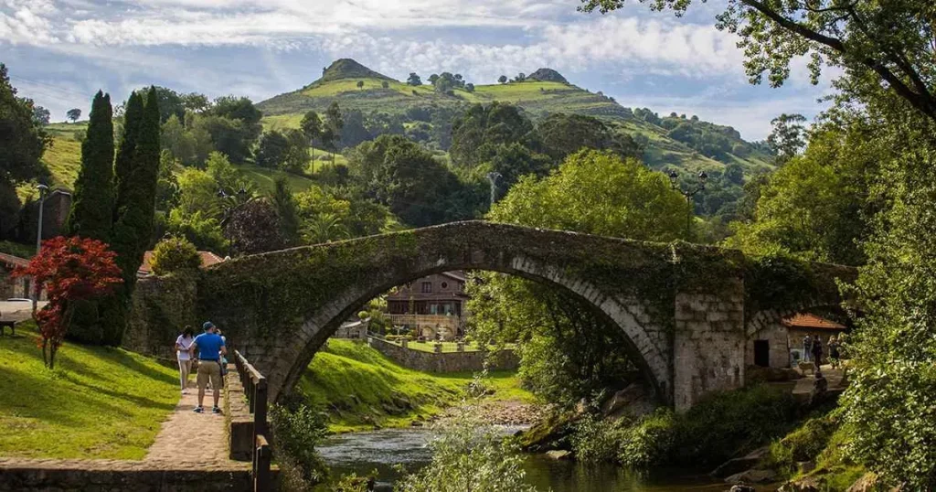 turistas cerca del puente mayor de lerganes para observar el pico busampiro