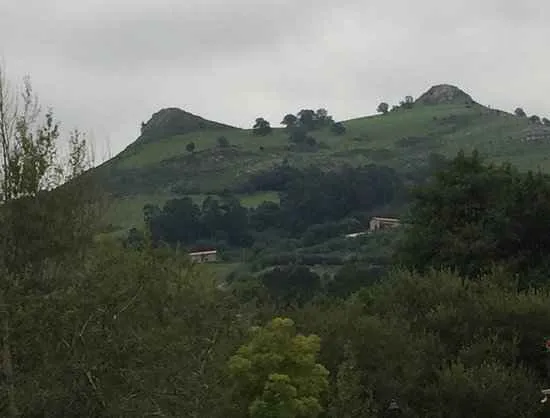 montañas asimetricas de las tetas de lerganes