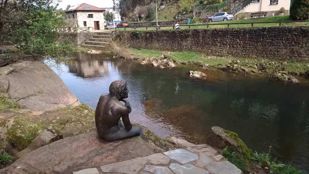 el hombre pez junto al rio Miera