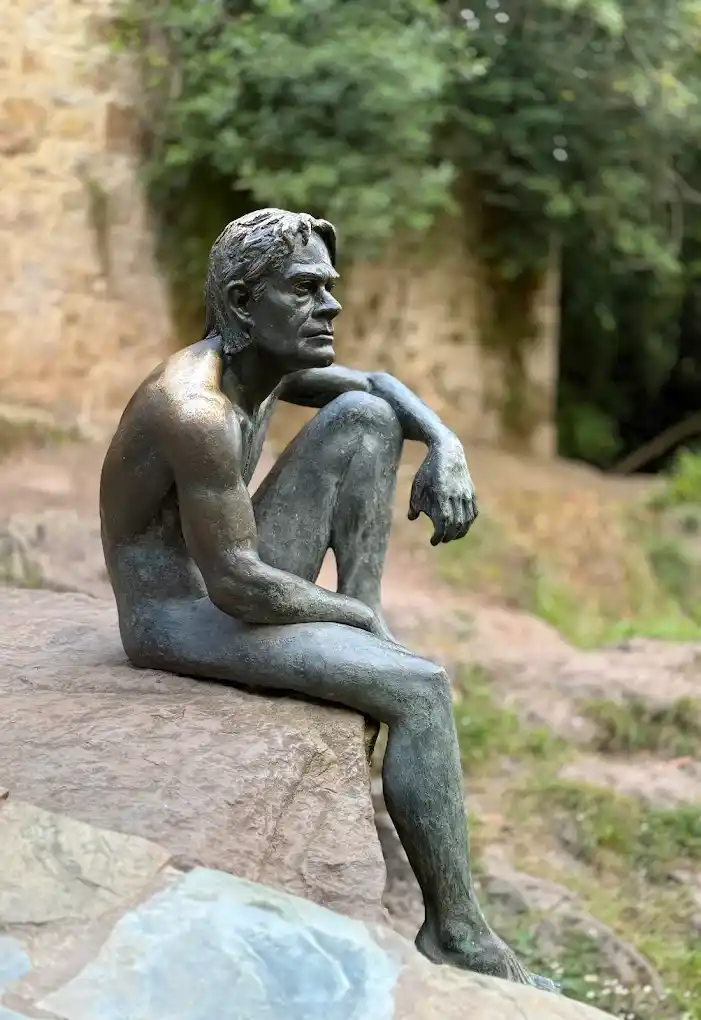 escultura de hombre pez