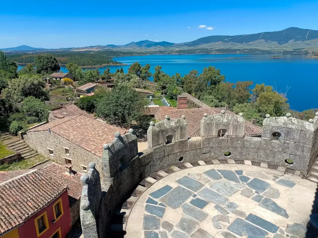 vista al embalse desde el castillo abandonado en Granadillas