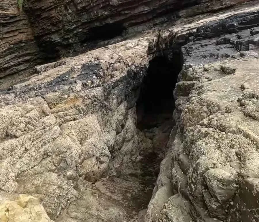 Entrada a La Iglesiona vista desde afuera
