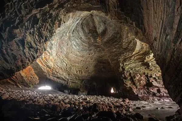cueva marina en forma de catedral llamada la iglesiona de cabo vidio asturias