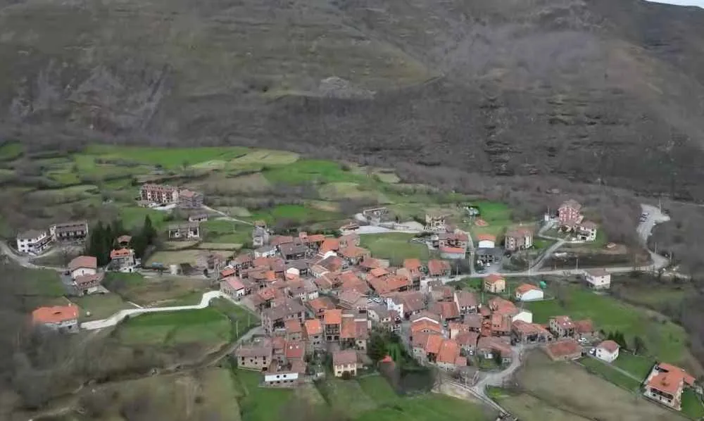 Pueblo de San Sebastián de Garabandal visto desde el aire