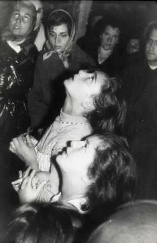 las niñas en extasis hablando con la virge nmaria