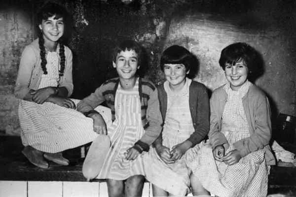 foto de las cuatro niñas que veian al arcangel miguel y a la virgen maria en sus visiones