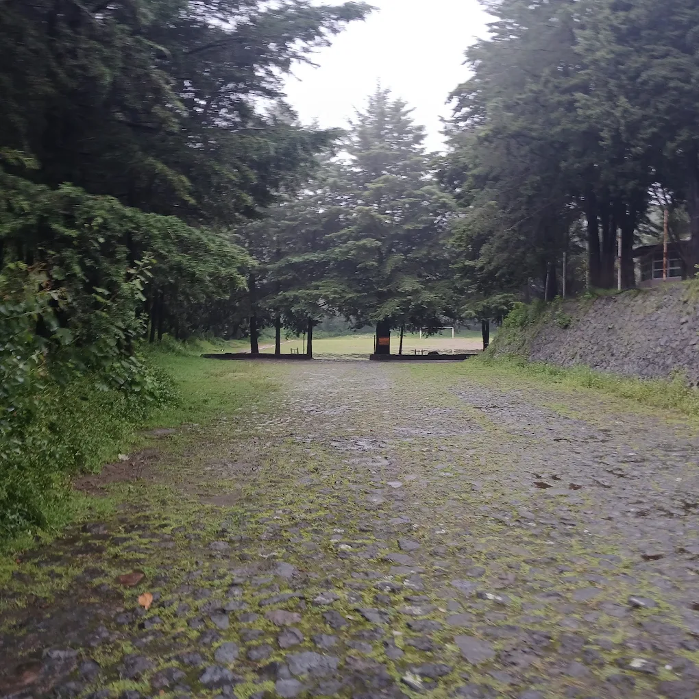 Fútbol amateur en una cancha única dentro de un volcán real
