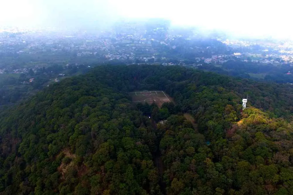 Cráter volcánico convertido en campo deportivo comunitario