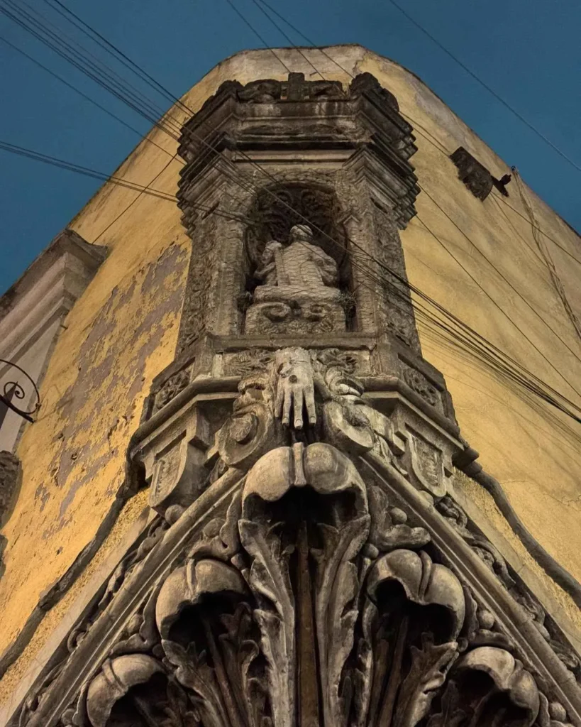 Escultura de mano en la esquina de Jesús María y Manzanares