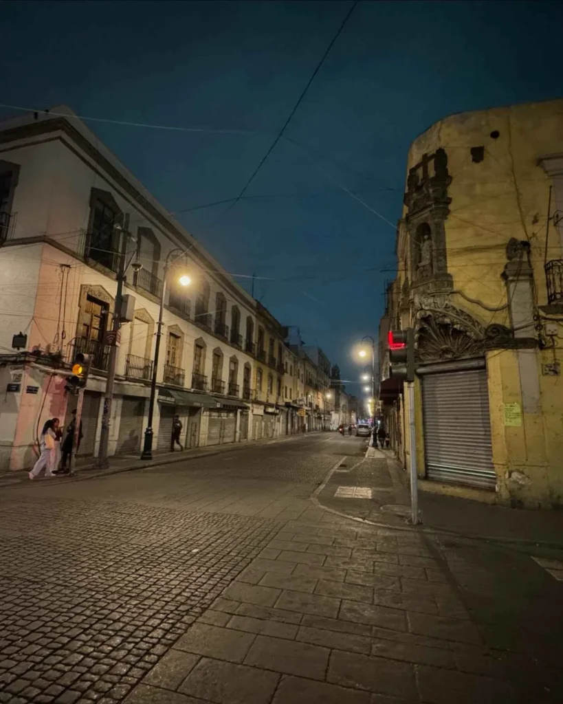 Escultura de mano en la esquina de Jesús María y Manzanares, vestigio histórico