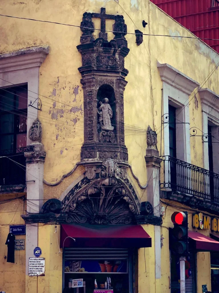 Mano de piedra en la fachada de La Merced, símbolo de un castigo de 1823