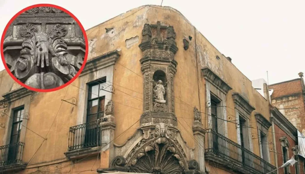 Fachada con la icónica mano que marcó la historia del Convento de la Merced