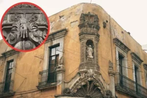 Fachada con la icónica mano que marcó la historia del Convento de la Merced