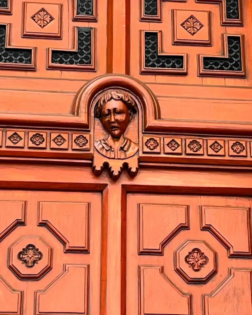 Tallas de madera que representan el sufrimiento de antiguas internas