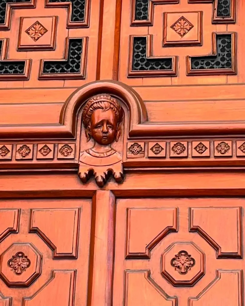 Fachada con rostros esculpidos del antiguo hospital para mujeres dementes