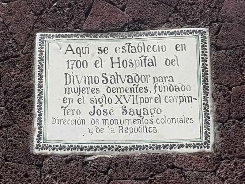 Edificio colonial donde operó el Hospital del Divino Salvador