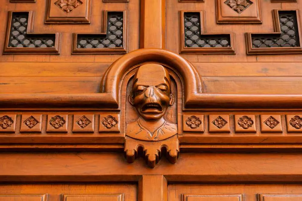 Caras simbólicas del antiguo hospital psiquiátrico femenino