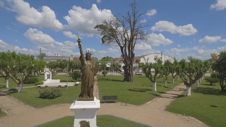 estatua de la libertad en la unica plaza de general piran
