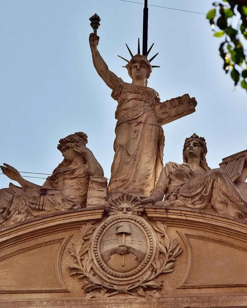 estatua de la libertad sobre el gorro frigio