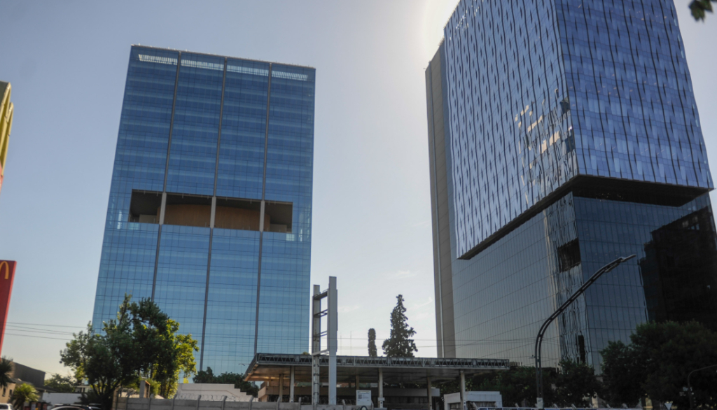 vista frontal del edificio que silba en nuñez