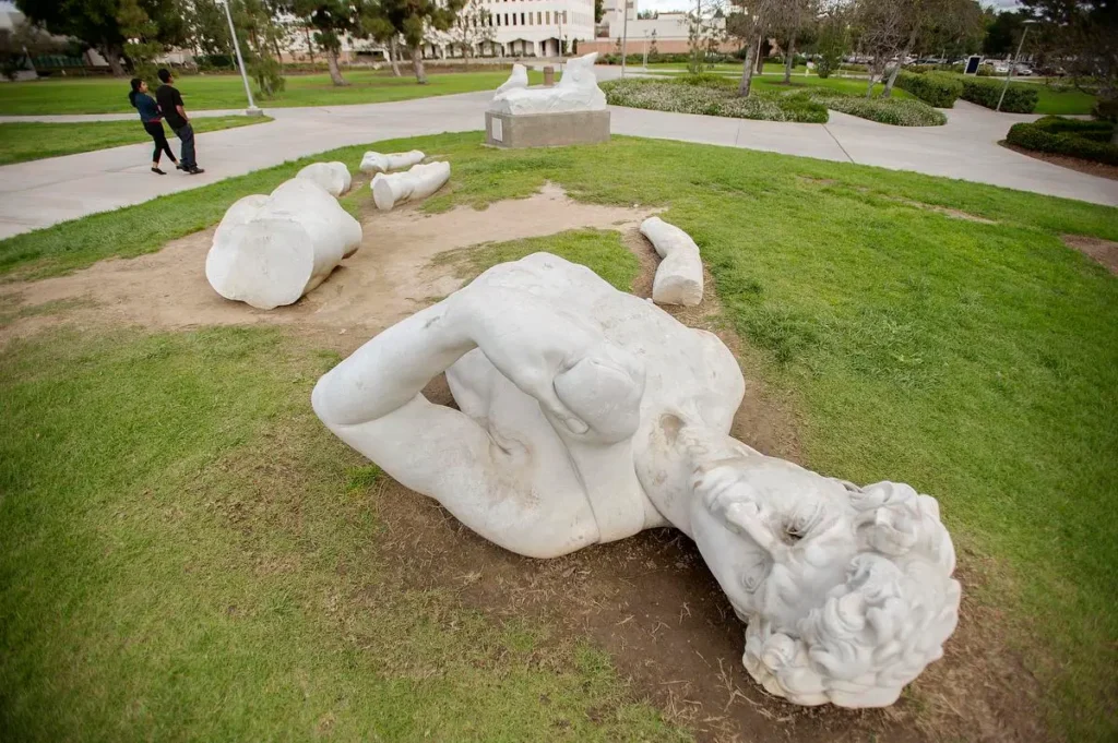 La estatua caída de David llegó al campus desde Forest Lawn Memorial Park con la ayuda de Donald Lagerberg, profesor de arte de Cal State Fullerton en ese momento.