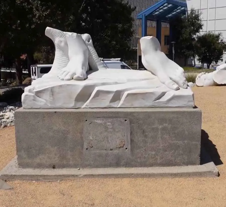 tobillos del david de miguel angel, estatua rota