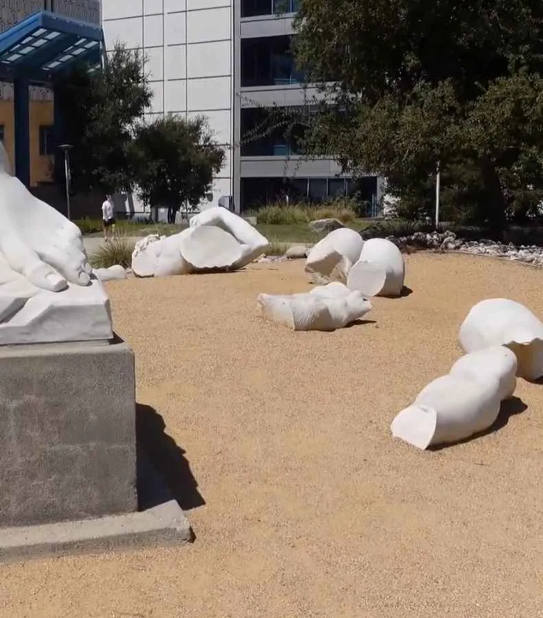 fragmentos del david de miguel angel en el suelo