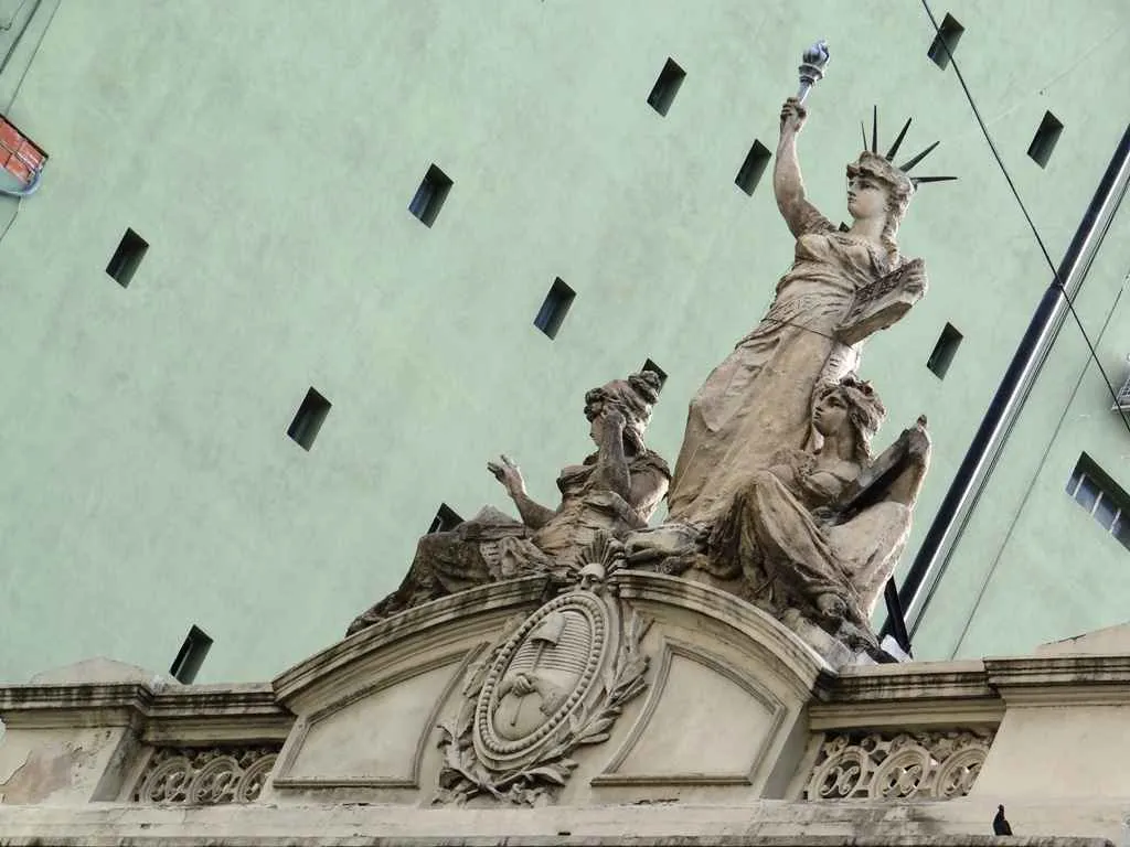 estatua de la libertad sobre el colegio normal 9 de sarmiento