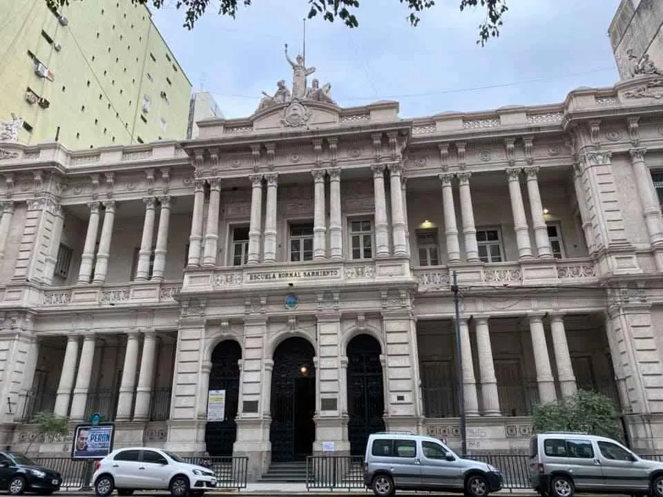 vista del colegio normal 9 de sarmiento desde el otro lado de la calle