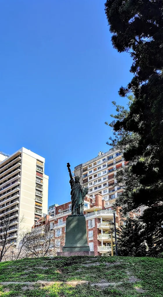 vista de lejos la estatua de la libertad