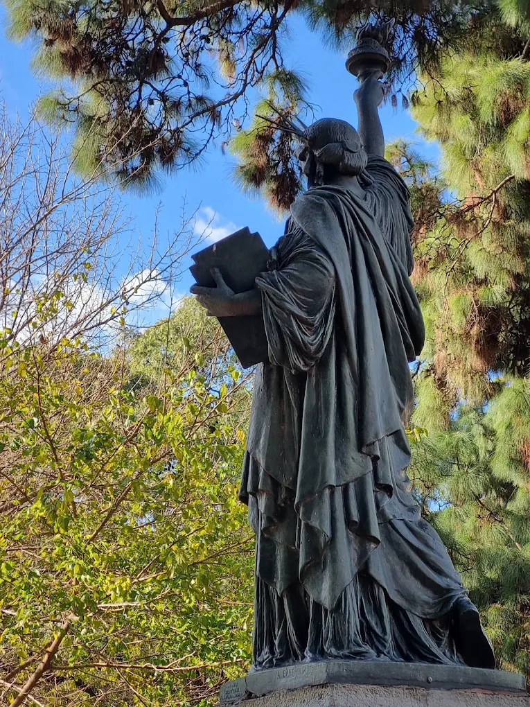 estatua de la libertad de espalda en buenos aires belgrano