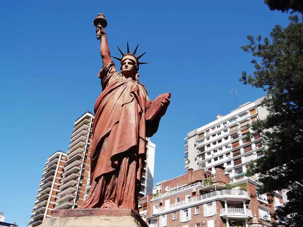 estatua de la libertad de belgrano en rojo