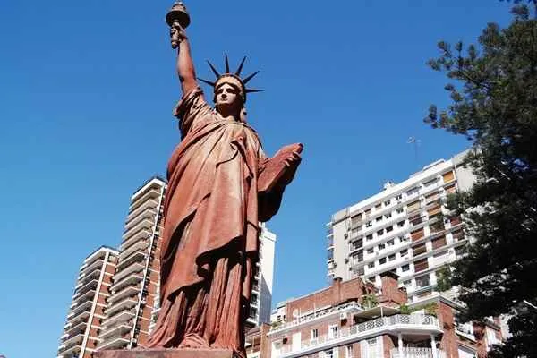 estatua de la libertad de Plaza Barrancas de Belgrano