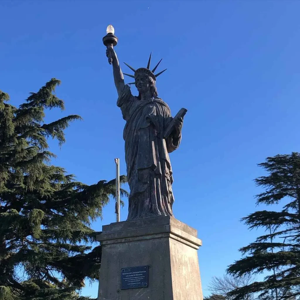 estatua de la libertad hecha de granito