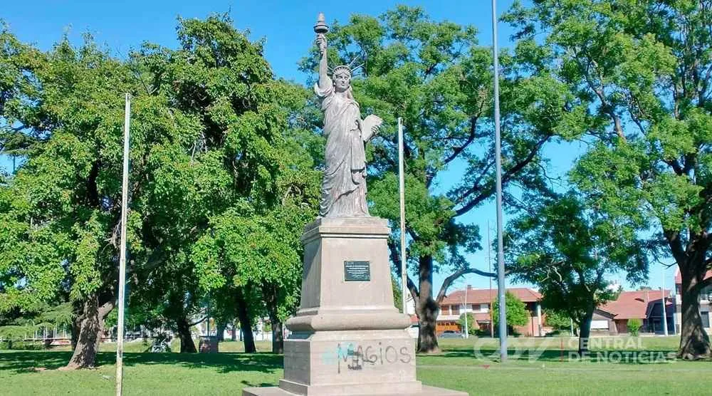 estatua de la libertad en la entrada del parque mitre en olavarria