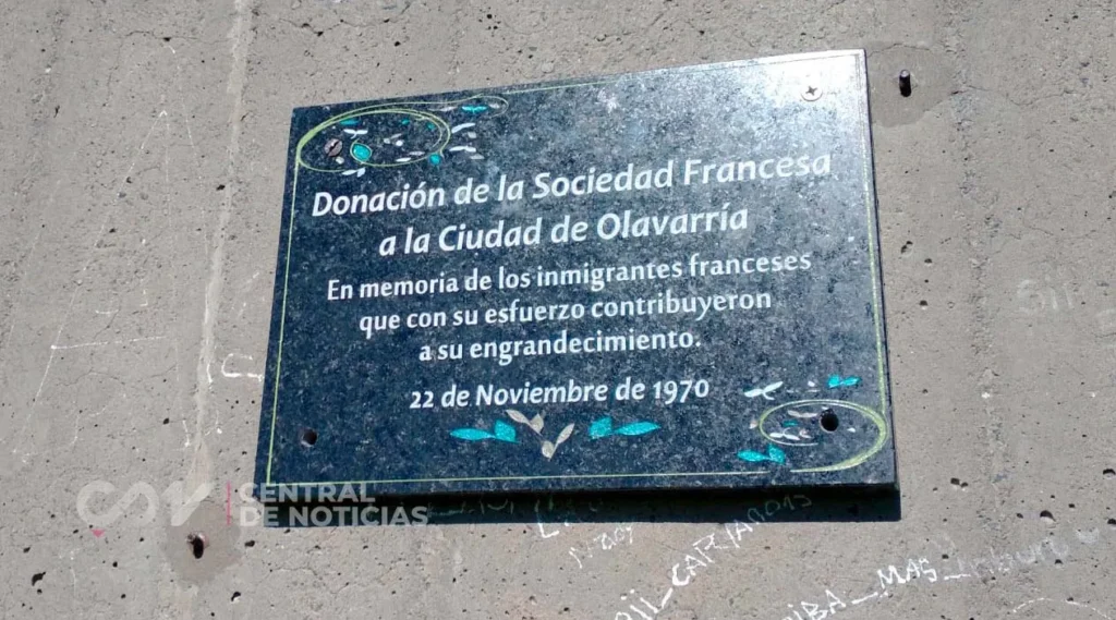 letrero informativo sobre la estatua de la libertad de olavarria