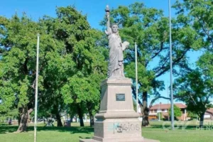 estatua de la libertad en olavarría, provincia de buenos aires