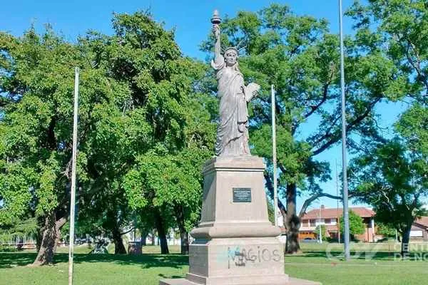 estatua de la libertad en olavarría, provincia de buenos aires