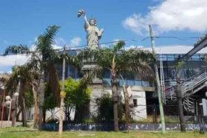 estatua de la libertad de quilmes antes de ser restaurada
