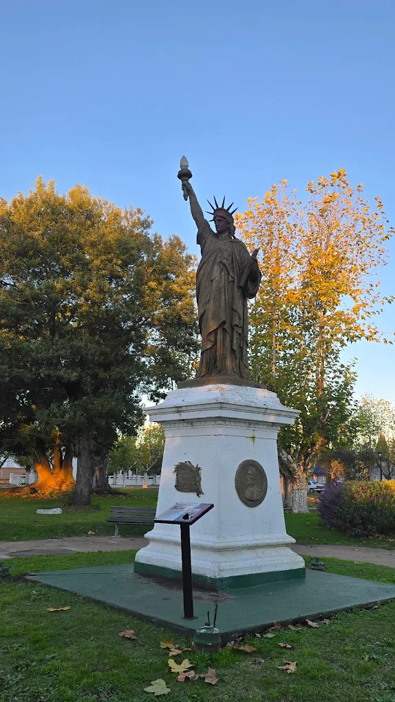 otoño en plaza de la libertad en general piran junto con la estatua de la libertad