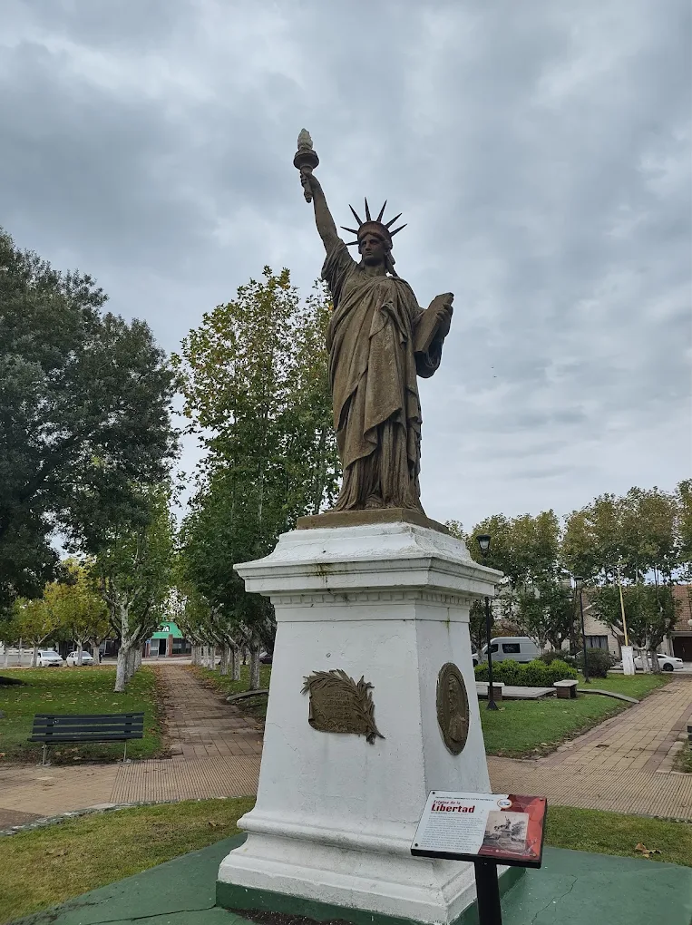 dia nublado en plaza de la libertad de general piran