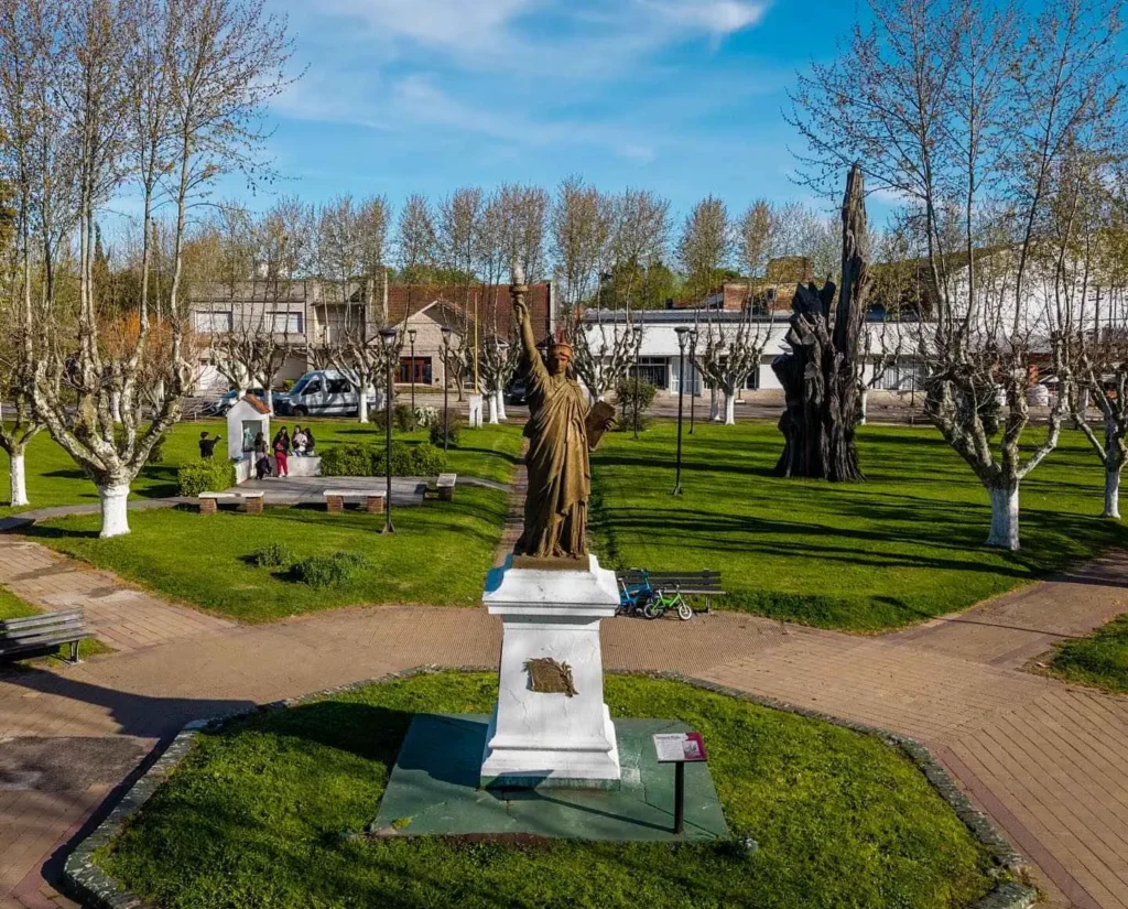 estatua de la libertad en el pequeño pueblo de gral piran