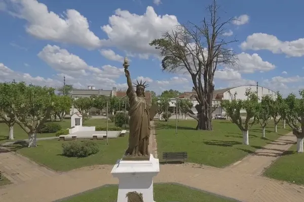 replica de la estatua de la libertad en la unica plaza de general piran
