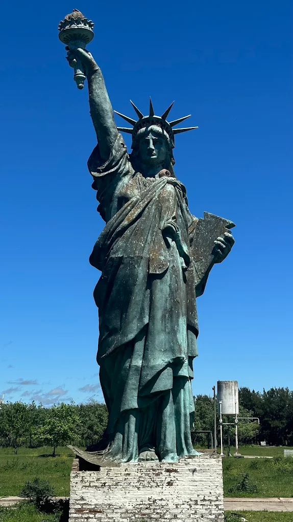 la estatua de la libertad sucia y deteriorada en la provincia de argentina