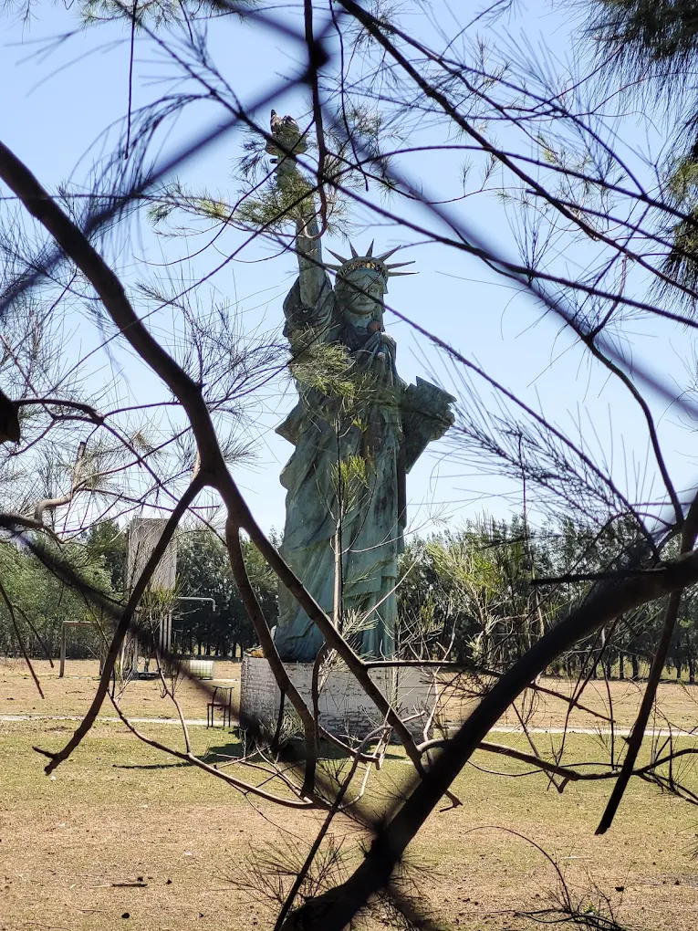 la estatua de la libertad en estado de abandono en general rodriguez