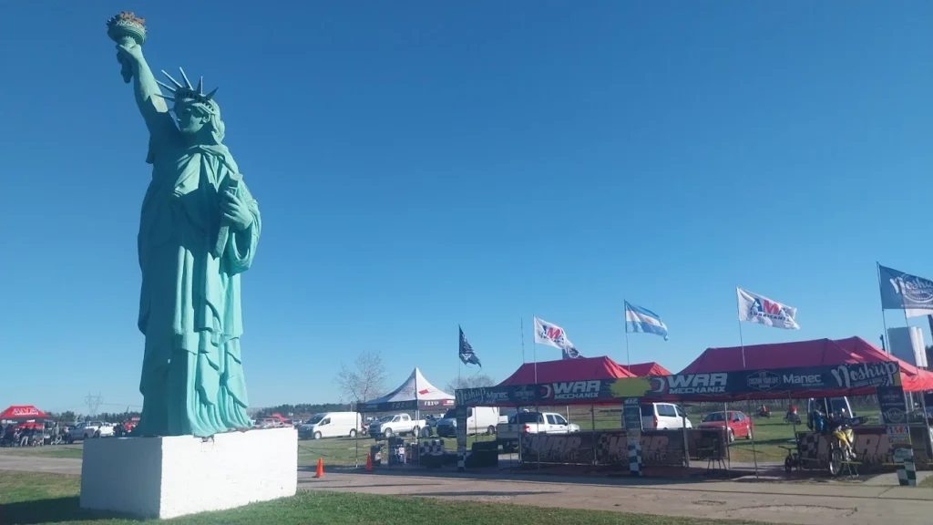 Los eventos de motocross volvieron al campo donde estaba abandonada la estatua de la libertad en general rodriguez